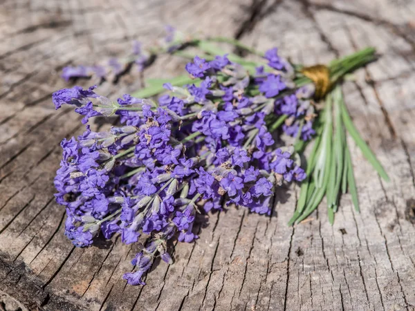 오래 된 나무 테이블에 라벤더 또는 라벤더 꽃의 무리. — 스톡 사진