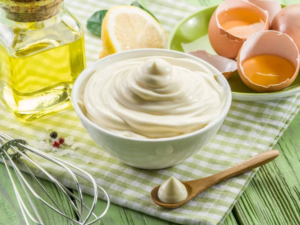 Natürliche Mayonnaise-Zutaten und die Sauce selbst. — Stockfoto