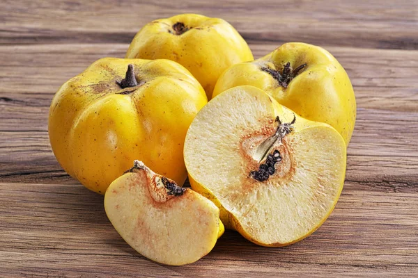 Frutos de marmelo na mesa de madeira . — Fotografia de Stock