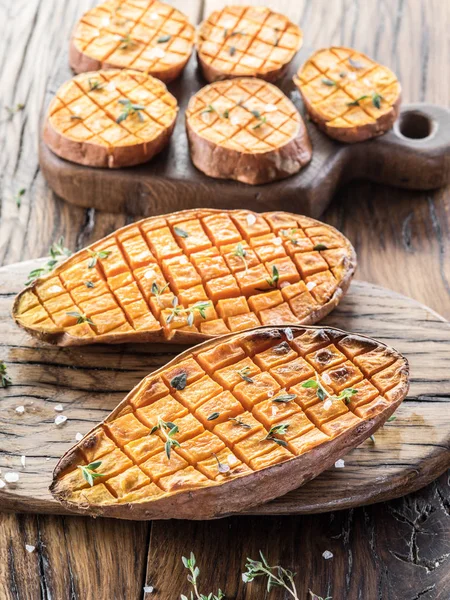 Batata al horno en la vieja mesa de madera . —  Fotos de Stock