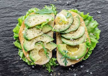 Avokado sandvishes. Üstten Görünüm.