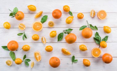 Olgun limon ve portakal Beyaz ahşap tablo.