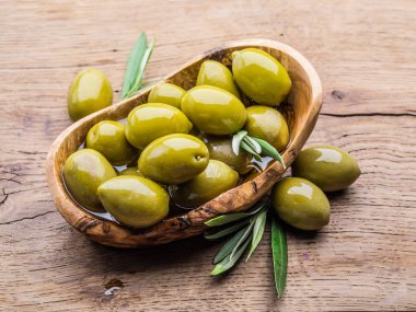 Bütün tablo zeytin masada ahşap kase.