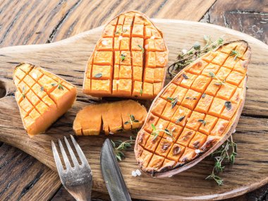 Eski ahşap masa üzerinde pişmiş soliman.rwash.