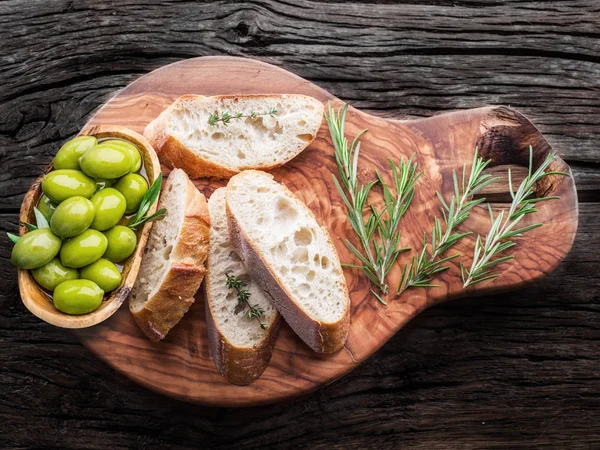 Sneetjes ciabatta met olijven en specerijen op de verzendende houten — Stockfoto