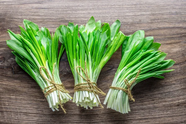 Jonge verse wilde knoflook op de houten tafel. — Stockfoto