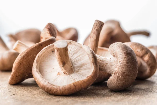 Cogumelos shiitake no fundo de madeira . — Fotografia de Stock