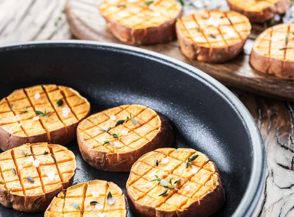 Gebakken batata op de koekenpan. — Stockfoto