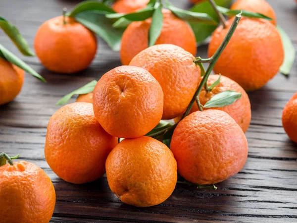 Tangerinas maduras na mesa de madeira . — Fotografia de Stock