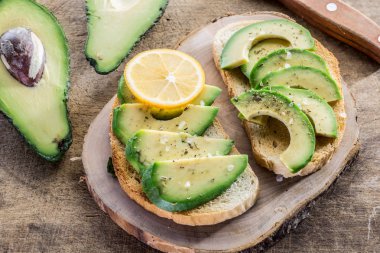 Avokado sandvish. 