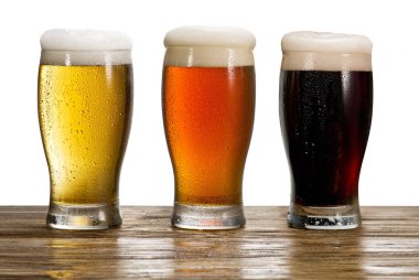 Üç buzlu bardak bira ahşap tablo.  