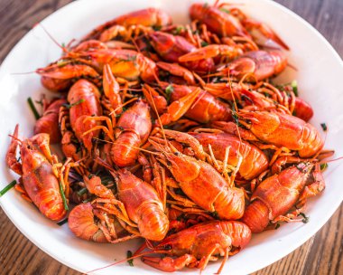 Tam tabak haşlanmış crayfishes. Üstten Görünüm.