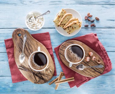 Bardak kahve ve eski mavi ahşap masa sweets. Üstten Görünüm