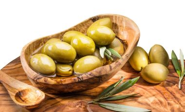 Bütün tablo zeytin masada ahşap kase.