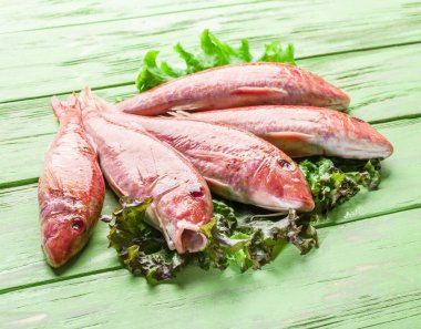 Ahşap tahta üzerinde kırmızı Kefal.