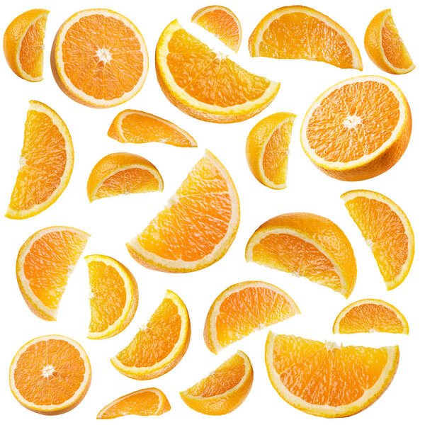 Набор спелых апельсиновых и апельсиновых ломтиков, изолированных на белом
.