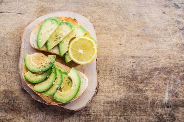 Avokado sandvish. Üstten Görünüm.