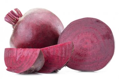 Beyaz arka planda kırmızı pancar veya pancar. 