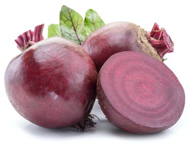 Beyaz arka planda kırmızı pancar veya pancar. 