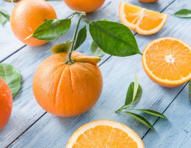 Mavi ahşap masa üzerinde olgunlaşmış portakal.