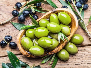 Bütün tablo zeytin masada ahşap kase.