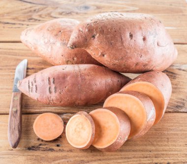 Tahta masadaki tatlı patatesler.