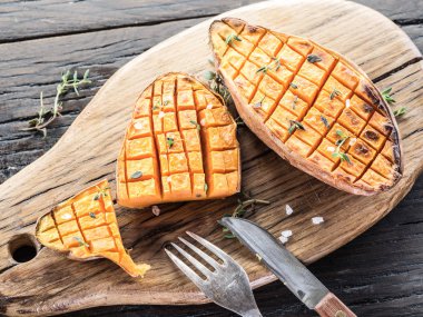 Eski ahşap masa üzerinde pişmiş soliman.rwash.