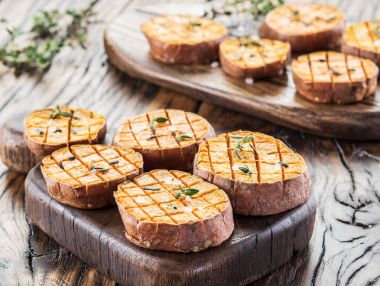 Eski ahşap masa üzerinde pişmiş soliman.rwash.