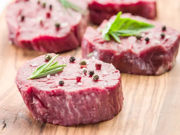 Pedaços de lombo de vaca na tábua de corte de madeira . — Fotografia de Stock