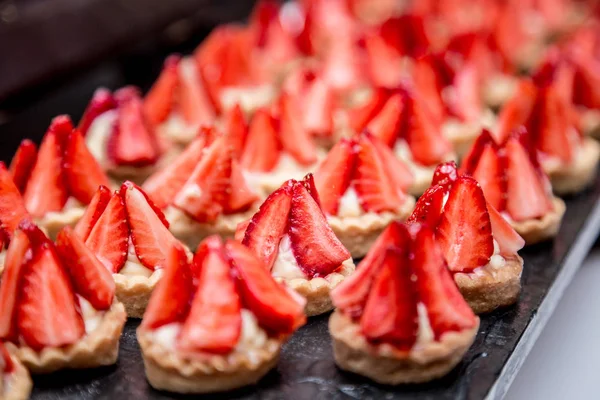 Kanapéer med jordgubbs efterrätt på bankettbordet. — Stockfoto
