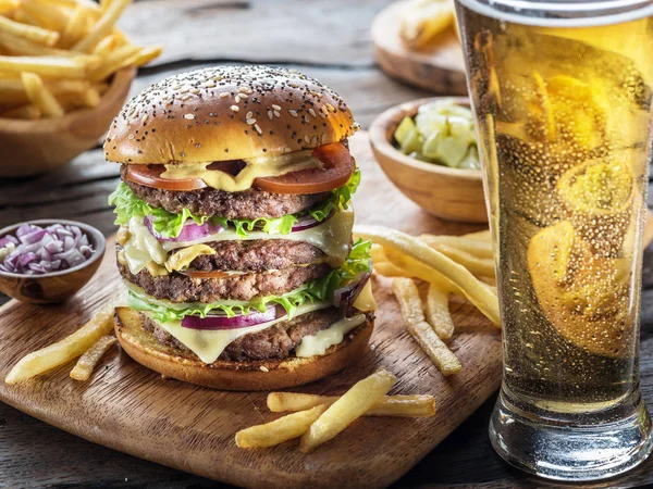 Grote hamburger en frietjes op de houten lade. — Stockfoto