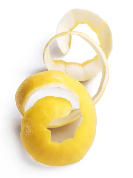 Лимонна шкірка або лимонна скручування на білому тлі. Крупним планом . — стокове фото