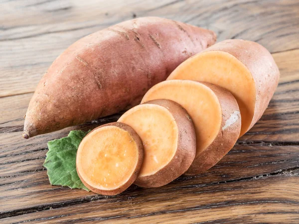 Patate dolci sul vecchio tavolo di legno. — Foto Stock