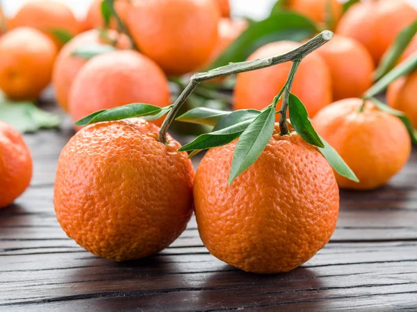 Tangerinas maduras na mesa de madeira . — Fotografia de Stock