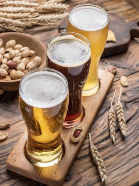 Gözlük bira ve ahşap masa snacks.