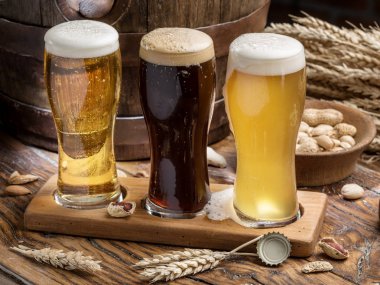 Gözlük bira ve ahşap masa snacks.