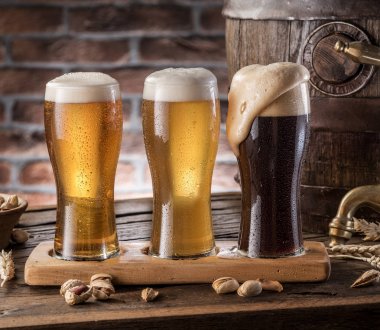 Ahşap masa üzerinde varil bira ve bira gözlük. Zanaat bira