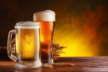 Ahşap masa bira gözlük.