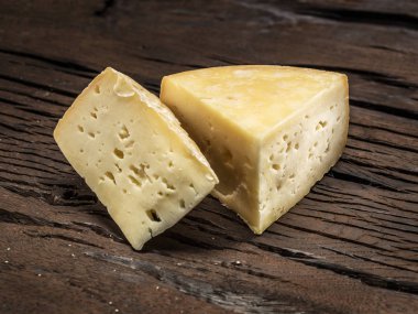 Ahşap zemin üzerine ev yapımı peynir parçalarını.