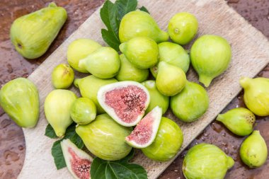 Olgun incir meyve ahşap tablo.