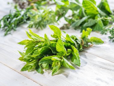 Ahşap masa üzerinde taze otlar.