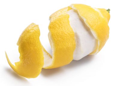 Soyulmuş limon ve beyaz zemin üzerine limon lezzet. Yakın çekim.