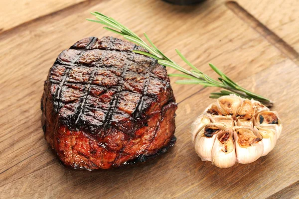 Středně krvavý Ribeye steak nebo biftek. — Stock fotografie