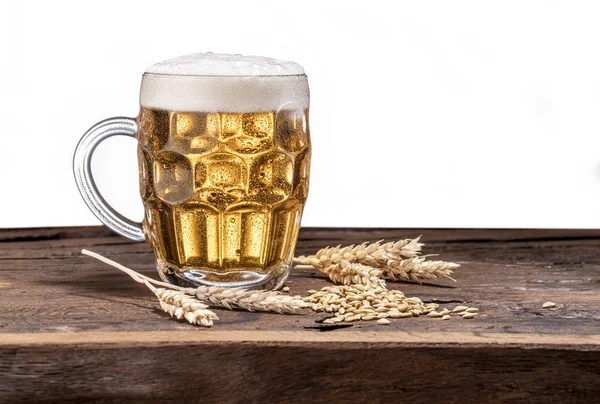 Frosted mok van bier op de houten tafel. — Stockfoto