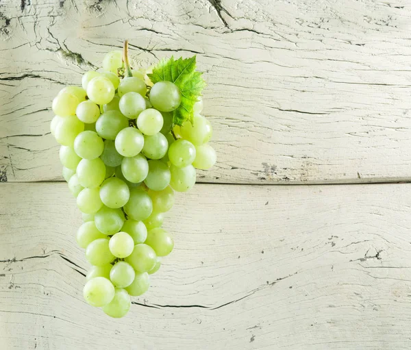 Bunch of white grapes. Old wood on the background. — Stock Photo, Image