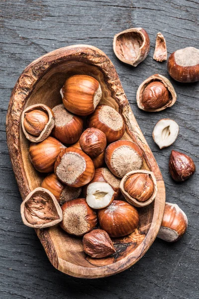 Oříšky nebo lískových ořechů v misce na stole na dřevěné. — Stock fotografie