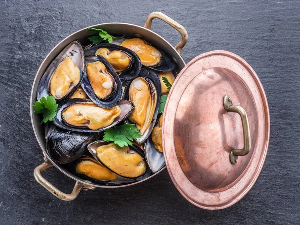 Midye grafit zemin üzerine bakır tavada.