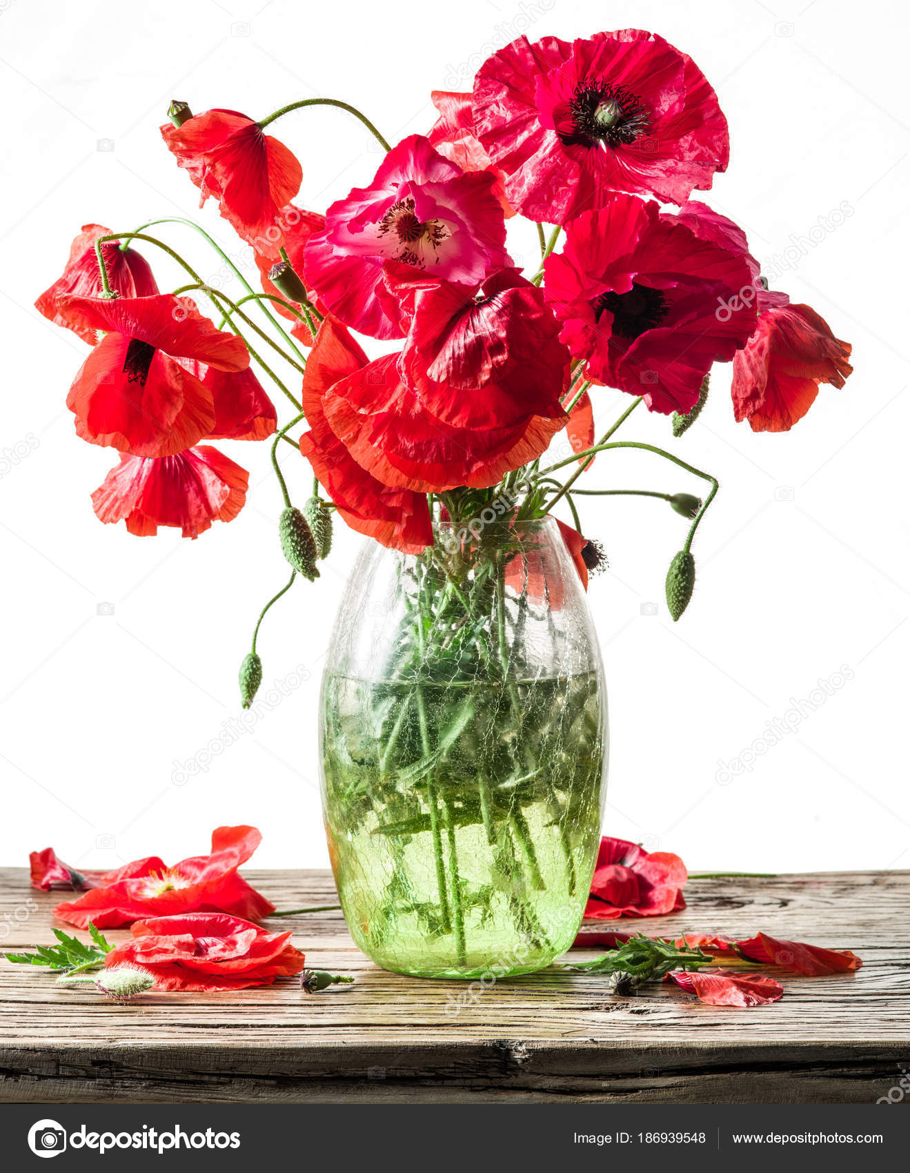 木製のテーブルの上の花瓶にポピーの花の花束 \u2014 ストック写真