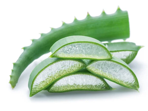 Aloe ή Aloe vera φρέσκα φύλλα και φέτες σε λευκό φόντο. — Φωτογραφία Αρχείου