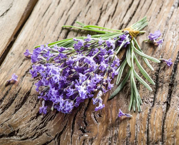 Stelletje lavandula of lavendel bloemen op de oude houten tafel. — Stockfoto